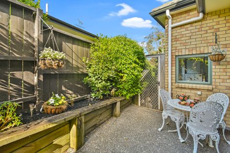 Photo of property in 2/11 The Rosebowl, Sunnyhills, Auckland, 2010