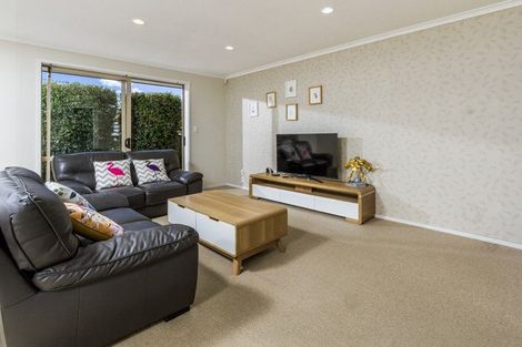 Photo of property in 5 Sunvista Avenue, Oteha, Auckland, 0632