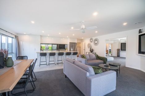 Photo of property in 10 Atlantic Drive, Fitzherbert, Palmerston North, 4410