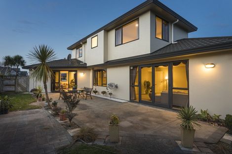 Photo of property in 98 Pacific Drive, Fitzherbert, Palmerston North, 4410