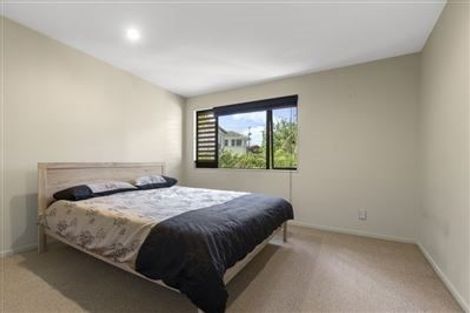 Photo of property in 2/71 Pupuke Road, Northcote, Auckland, 0627
