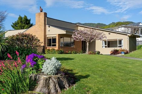 Photo of property in 15 Fleetwood Grove, Waikanae, 5036