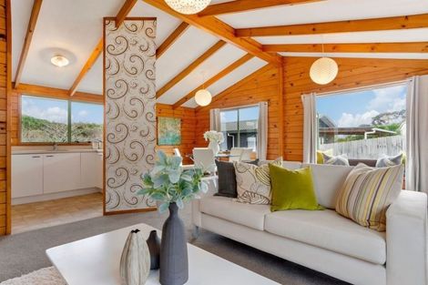 Photo of property in 1/4 Fernlea Rise, Bayview, Auckland, 0629