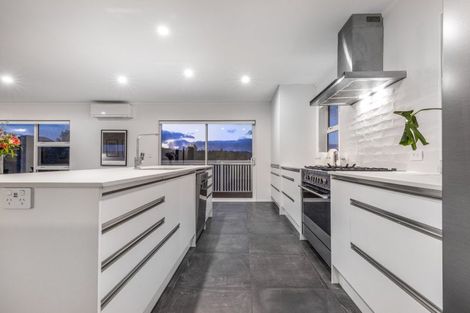 Photo of property in 11 Botany Lane, Whitby, Porirua, 5024