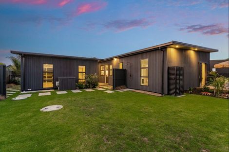 Photo of property in 72 Point Wells Road, Point Wells, 0986