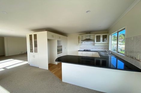 Photo of property in 8 Canary Place, Unsworth Heights, Auckland, 0632