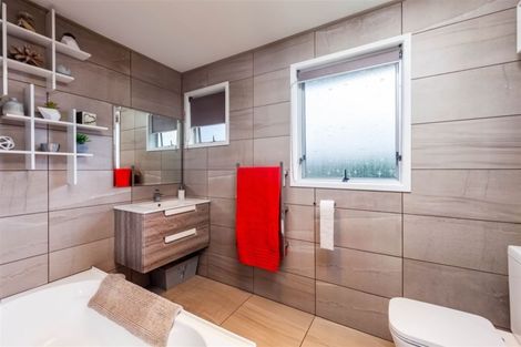 Photo of property in 25 Nor'east Drive, Northcross, Auckland, 0632