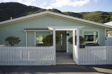 Photo of property in 15 Pukatea Street, Eastbourne, Lower Hutt, 5013