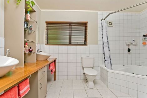 Photo of property in 2/32 Glendhu Road, Bayview, Auckland, 0629