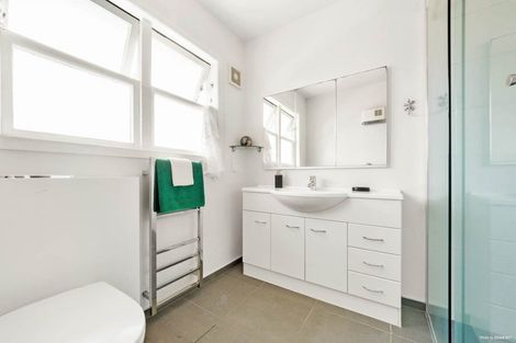 Photo of property in 1/37 Shakespeare Road, Milford, Auckland, 0620