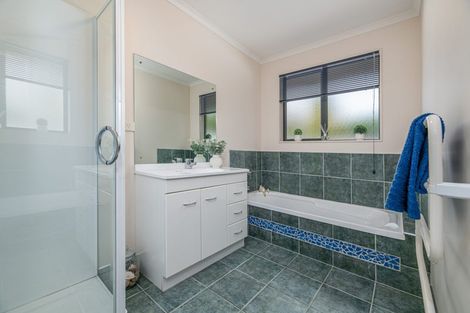 Photo of property in 4 Chardonnay Rise, Henderson, Auckland, 0612