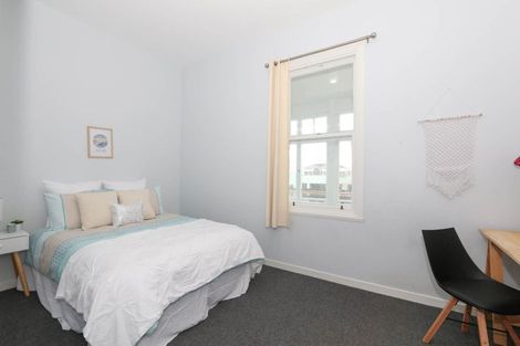 Photo of property in 70 Kelburn Parade, Kelburn, Wellington, 6012