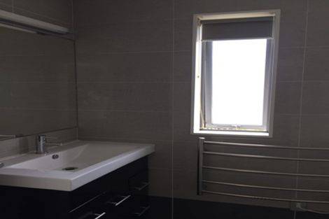 Photo of property in 8a The Rosebowl, Sunnyhills, Auckland, 2010