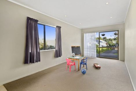 Photo of property in 1/98 Manhattan Heights, Glendene, Auckland, 0602