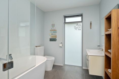 Photo of property in 24 Waimarama Street, Waikawa, Picton, 7220