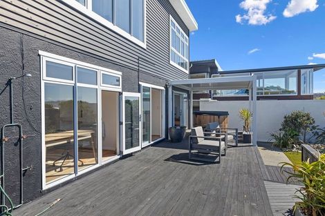 Photo of property in 277 Queens Drive, Lyall Bay, Wellington, 6022
