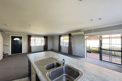 Photo of property in 40a Landsdowne Terrace, Karori, Wellington, 6012