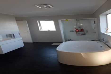 Photo of property in 16 Pono Place, Waiuku, 2123