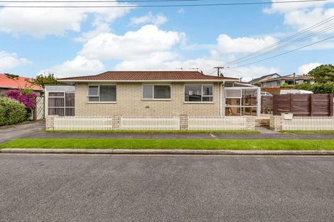 Photo of property in 1/4 French Street, Moturoa, New Plymouth, 4310
