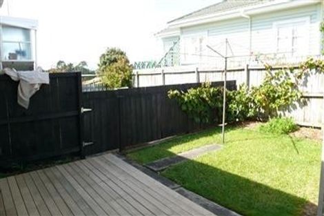 Photo of property in 1/1 Waratah Street, Birkenhead, Auckland, 0626