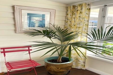 Photo of property in 13 Robertson Street, Russell, 0202