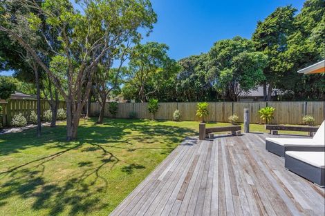 Photo of property in 16 Walton Avenue, Waikanae, 5036