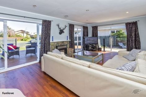 Photo of property in 98 Edgewater Drive, Pakuranga, Auckland, 2010