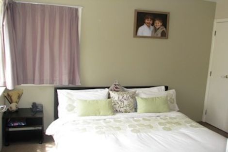 Photo of property in 1/130 Sunset Road, Unsworth Heights, Auckland, 0632