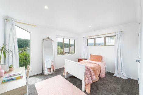 Photo of property in 5 Mcewen Crescent, Riverstone Terraces, Upper Hutt, 5018