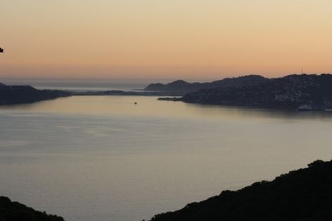 Photo of property in 6 Bennett Grove, Newlands, Wellington, 6037