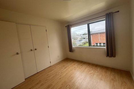 Photo of property in 2/5 Kilham Avenue, Northcote, Auckland, 0627