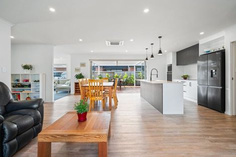 Photo of property in 67 Kaurinui Crescent, One Tree Point, 0118