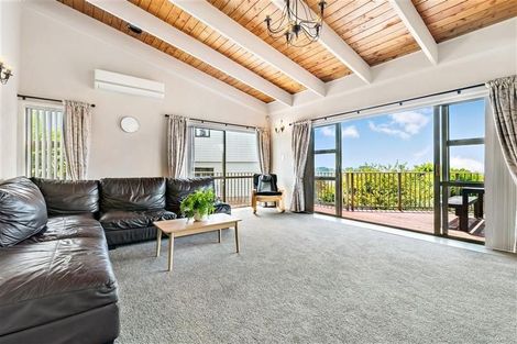 Photo of property in 8 Halldene Terrace, Red Beach, 0932