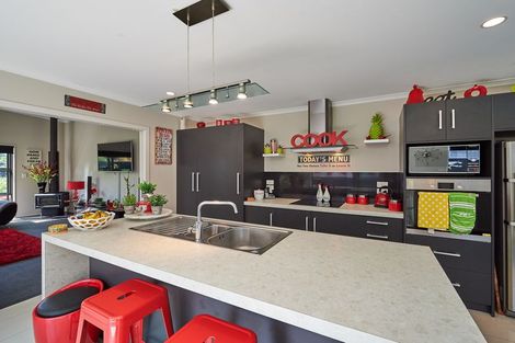 Photo of property in 18 Galea Grove, Kelvin Grove, Palmerston North, 4414