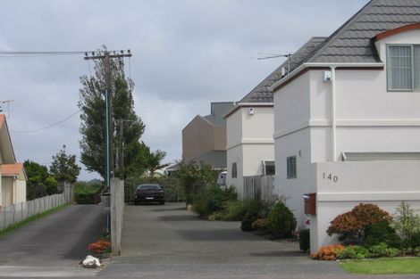Photo of property in 2/140a East Coast Road, Forrest Hill, Auckland, 0620