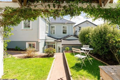 Photo of property in 16 Hawker Street, Mount Victoria, Wellington, 6011