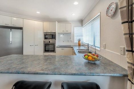 Photo of property in 98 Golfland Drive, Golflands, Auckland, 2013