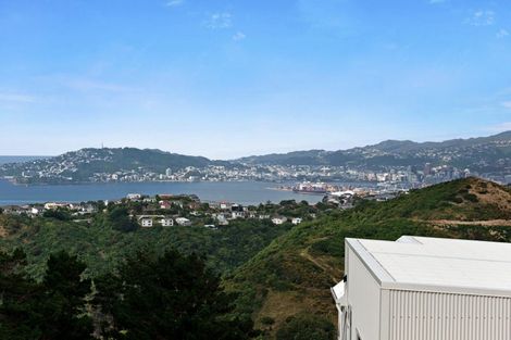 Photo of property in 5 Cessna Way, Newlands, Wellington, 6037