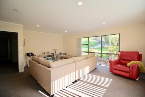 Photo of property in 4a Roberts Road, Matakatia, Whangaparaoa, 0930