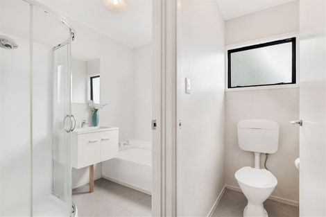 Photo of property in 2/11 Kupari Place, Totara Vale, Auckland, 0629