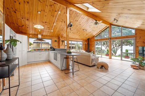 Photo of property in 38 Pacific Parade, Army Bay, Whangaparaoa, 0930