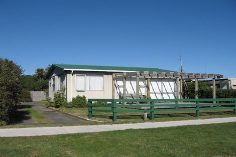 Photo of property in 24 Himatangi Street, Himatangi Beach, Foxton, 4891