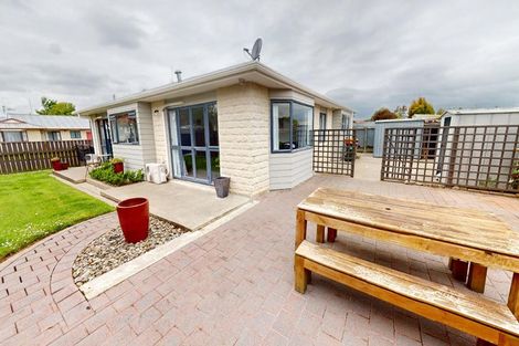 Photo of property in 2 Pinedale Parade, Milson, Palmerston North, 4414