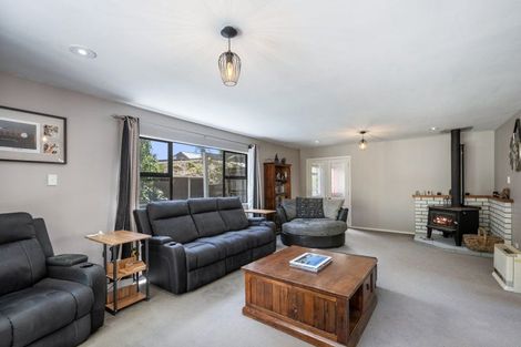 Photo of property in 70 Pinehaven Road, Pinehaven, Upper Hutt, 5019