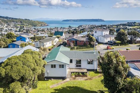 Photo of property in 124 Gloaming Hill, Titahi Bay, Porirua, 5022