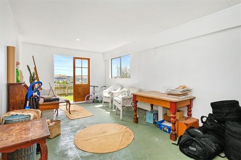 Photo of property in 32 Chapman Street, Newlands, Wellington, 6037