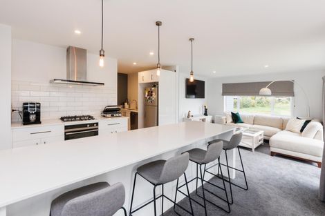 Photo of property in 23 Vaucluse Heights, Fitzherbert, Palmerston North, 4410