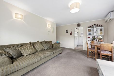 Photo of property in 2/5 Taunton Way, Pinehaven, Upper Hutt, 5019