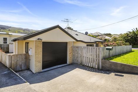 Photo of property in 5 Ranui Terrace, Tawa, Wellington, 5028