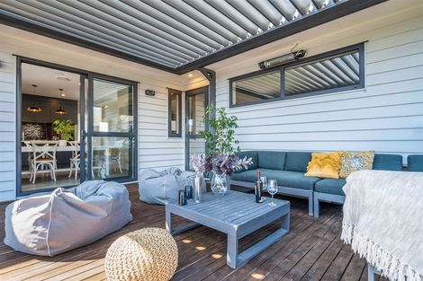 Photo of property in 2 Madden Avenue, Kumeu, 0810